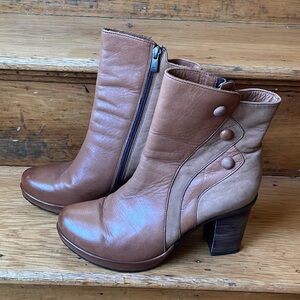 Venus Boots size 40 size 9 Brown